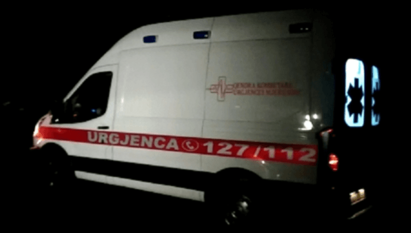 U gjet anash rrugës e aksidentuar, ndërron jetë në spital gruaja në Fier
