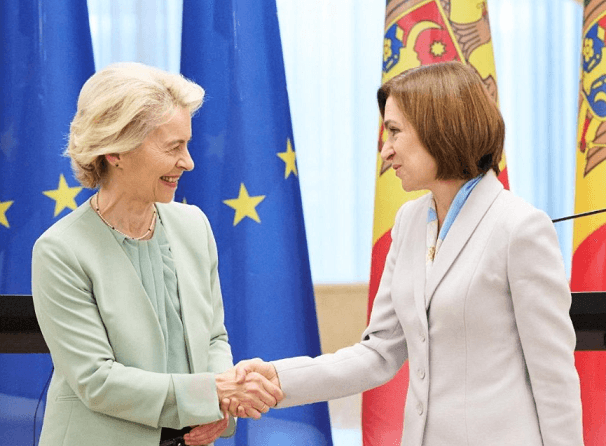 Von der Leyen e lumtur për fitoren e presidentes së Moldavisë