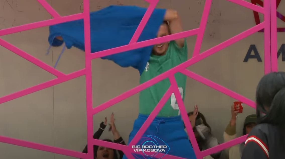 Vullneti me vallëzim sensual brenda kafazit (VIDEO)