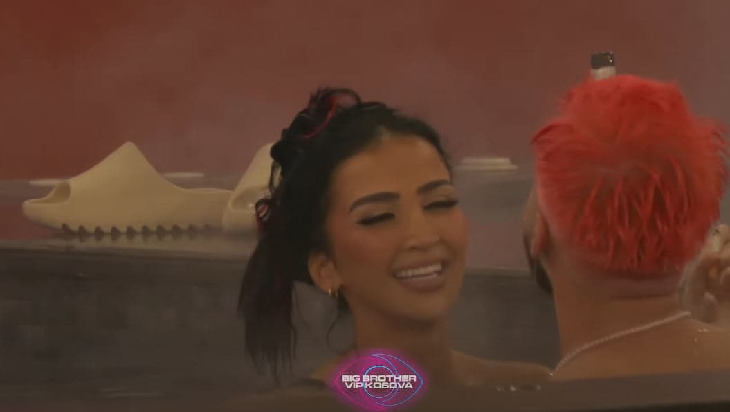 Dashuria në ajër: “Çiftet” shijojnë këngët romantike (VIDEO)