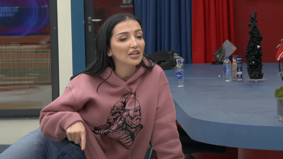 “Unë lahem në dush me shokun tim”, debat mes Xhenetës e Drilonit, përfshihet edhe Gjesti (VIDEO)