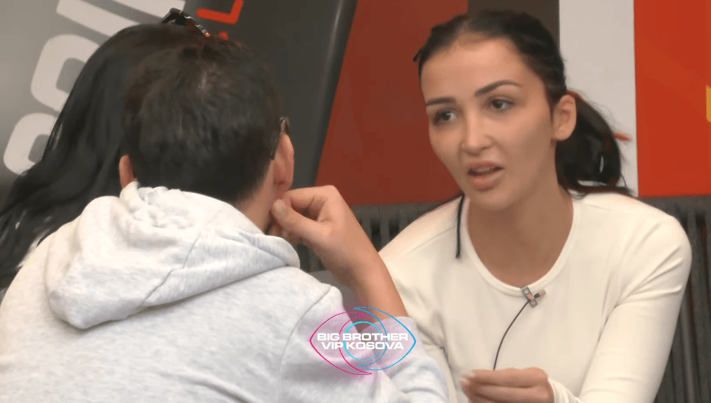 A po ndreqen raportet me Gresën? Xheneta u rrëfen historinë për nënën dhe njerkën (VIDEO)