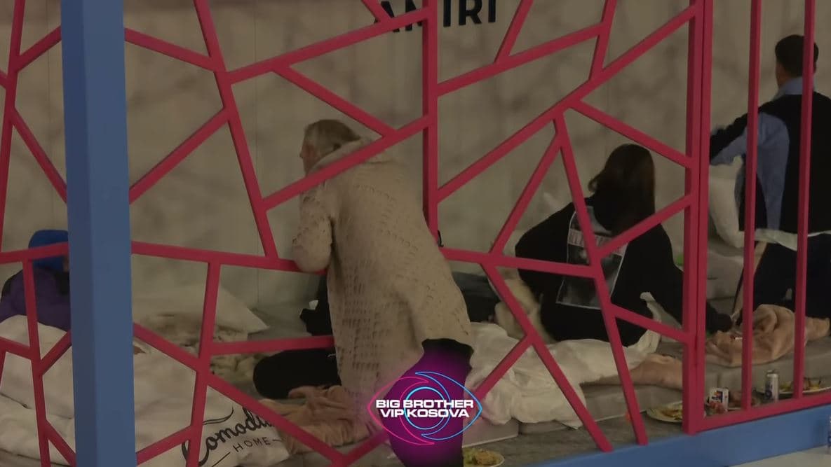 Xuxi me këshillë për banorët e 'ngujuar': Flini sa më afër njëri-tjetrit që mos me ju ardhë ftohtë (VIDEO)