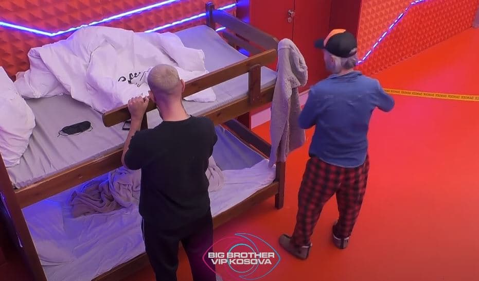 Xuxi e Kevini aktrojnë sikur numërojnë ditët në burg