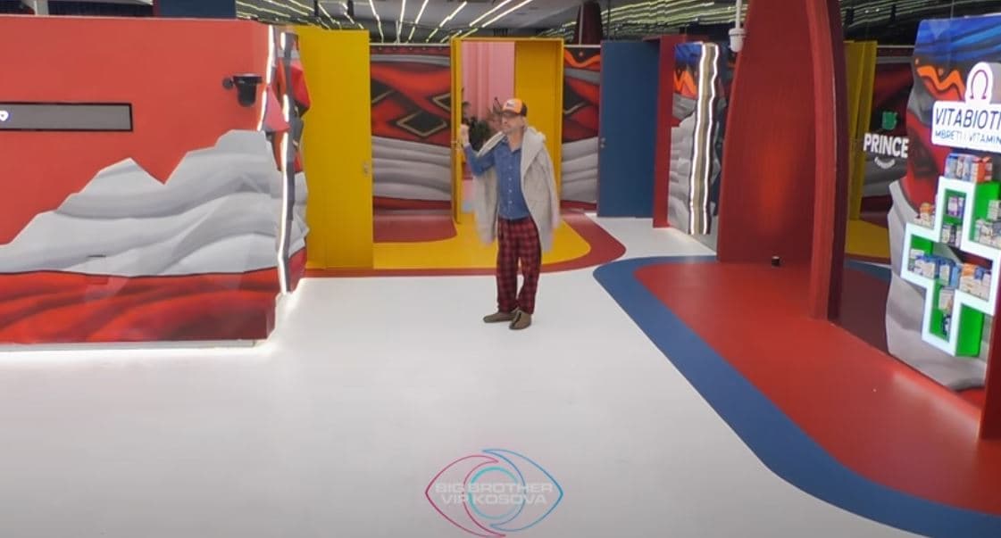 Reagimi i Xuxit kur kupton befasinë e ArtMotion për banorët e tjerë (VIDEO)