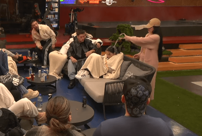 ''Unë e di pse!'', Anisa sulmon me vezë Xhenetën dhe i hedh edhe birrë në kokë (VIDEO)