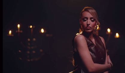 Aida Doci u kushton këngë mërgimtarëve (VIDEO)