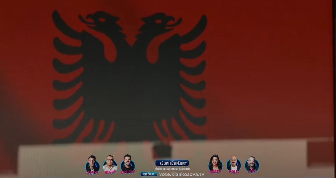 Banorët ia urojnë njëri-tjetrit festën e 28 Nëntorit (VIDEO)