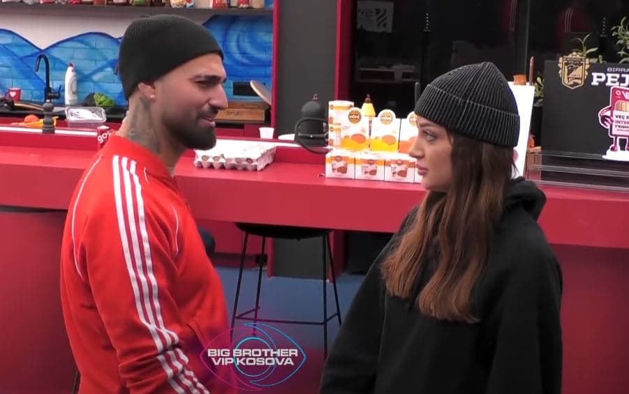 Kevini puth Anën teksa kjo i tregon "diçka shumë me rëndësi"