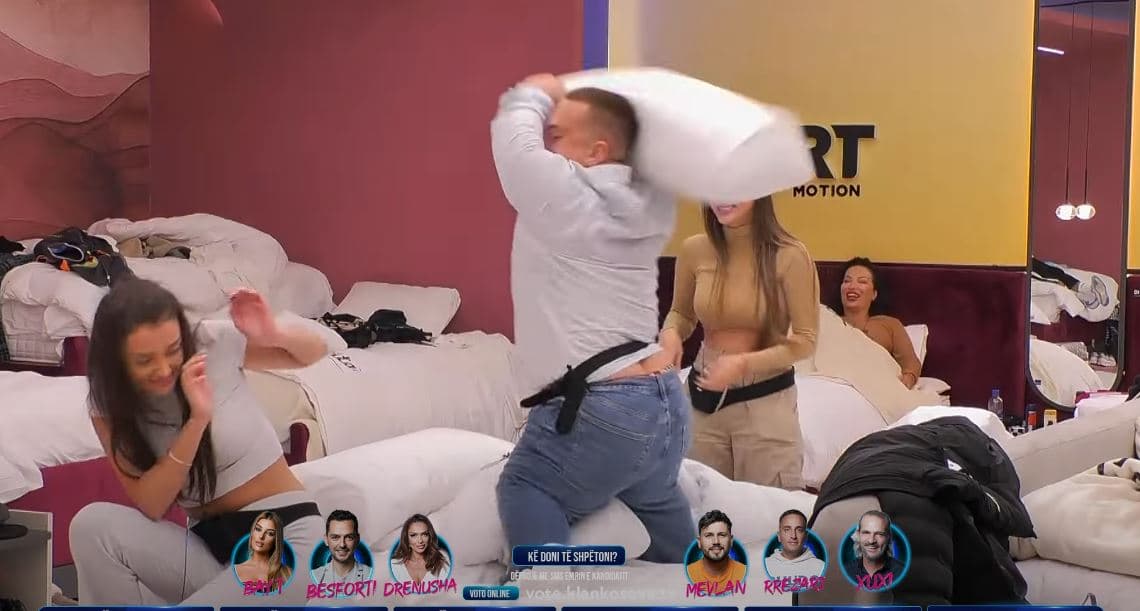 Burimi nis 'luftë' me jastëk ndaj Anës dhe Lelës (VIDEO)