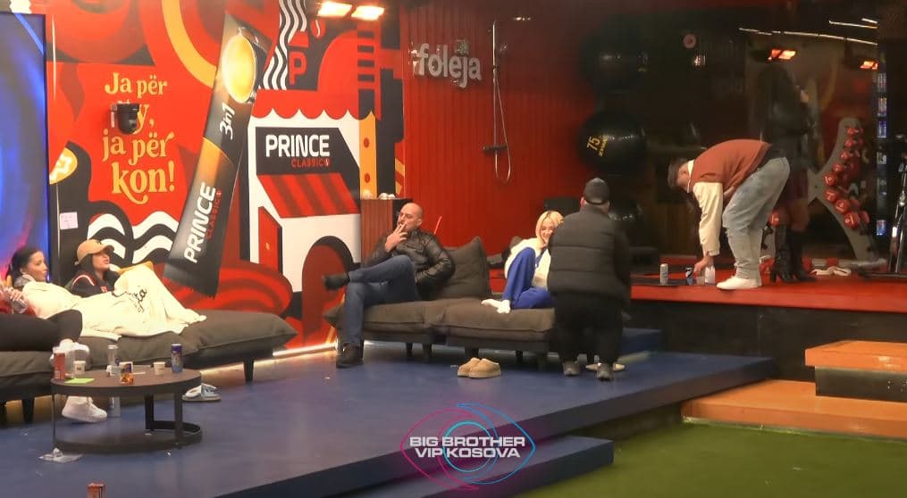 Banorët këndojnë të gjithë së bashku këngën "Mora fjalë"