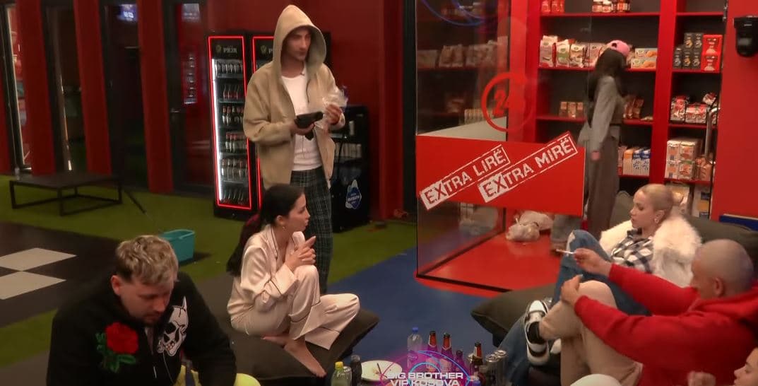 Banorët dyshojnë se dikush po ua përdorin furçat e dhëmbëve (VIDEO)
