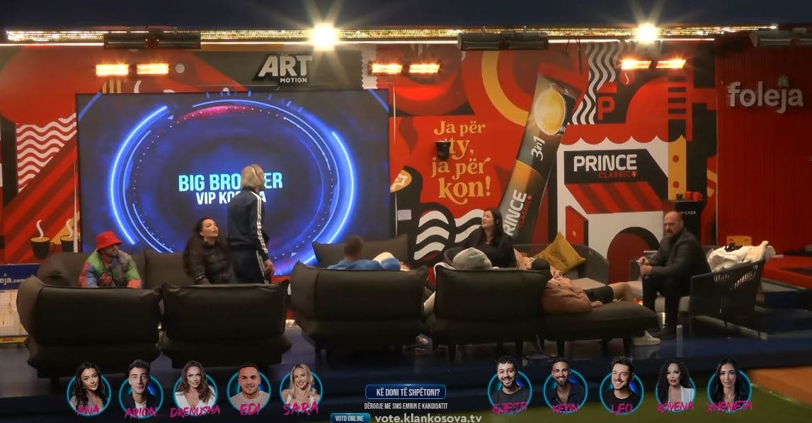 Banorët ndezin atmosferën me këngë të vjetra (VIDEO)