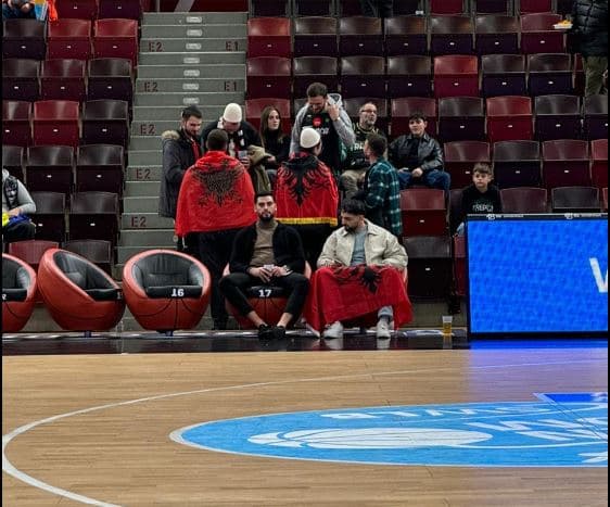 Me plisa e flamuj "Kuq e zi", bashkëatdhetarët në përkrahje të Trepçës