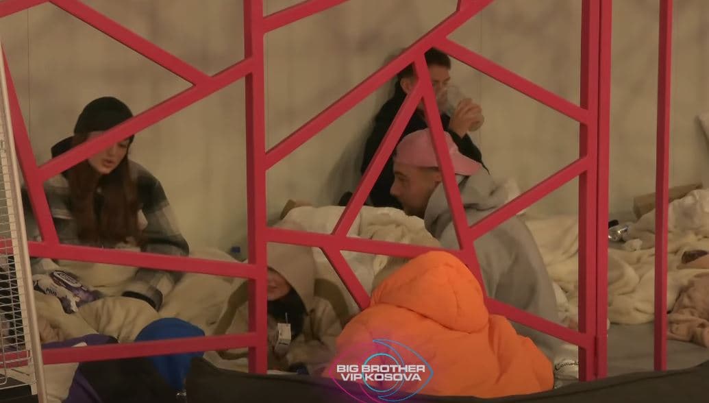 Banorët në kafaz injorojnë Gjestin, i këndojnë këngën "Qengji i vogël" (VIDEO)