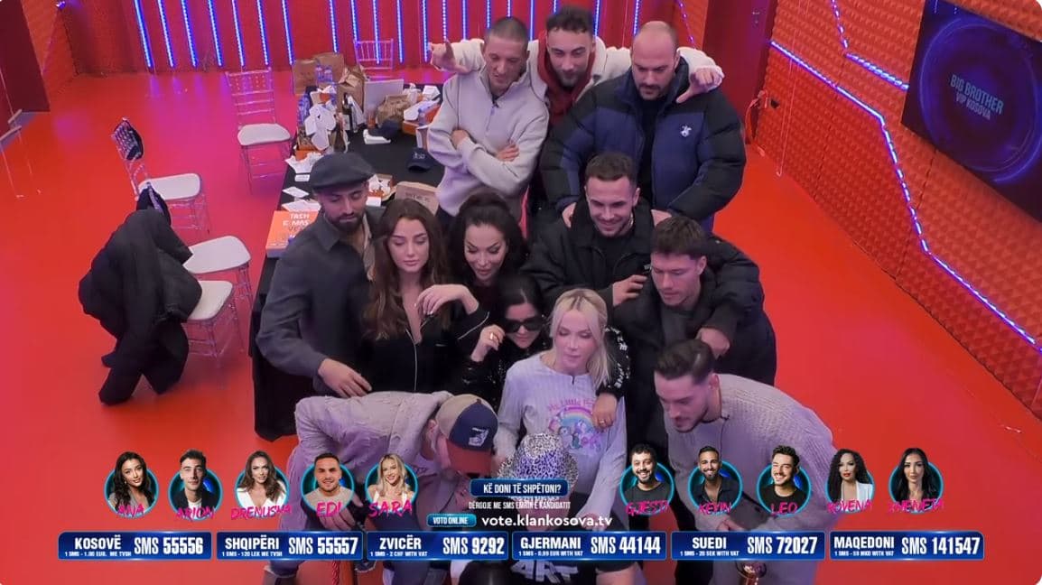 Banorët në një vend, bëjnë fotografi së bashku (VIDEO)