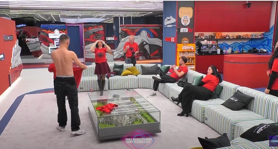 Banorët veshin maica me shqiponjë, për nder të 28 Nëntorit (VIDEO)