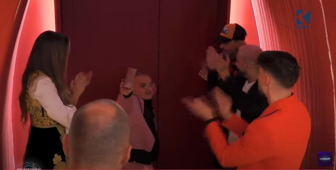 Burimi i përlotur lë shtëpinë, momenti që preku të gjithë (VIDEO)