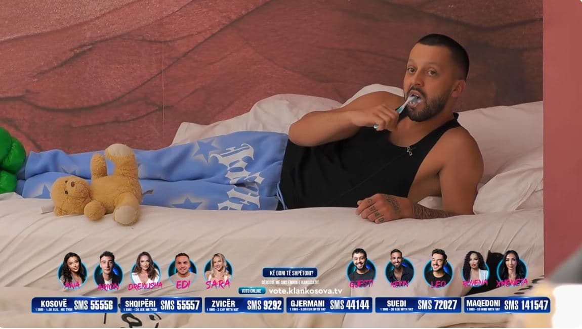 E pazakontë, Gjesti pastron dhëmbët në shtrat (VIDEO)