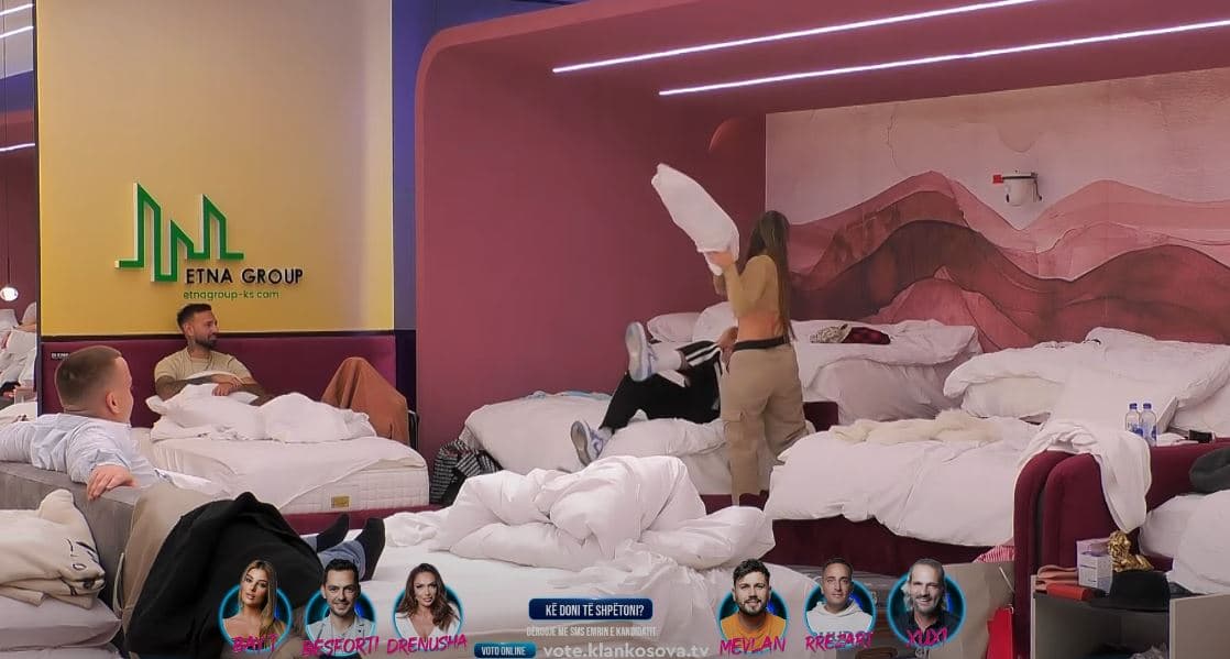 Driloni dhe Lela argëtohen brenda dhomës së gjumit (VIDEO)