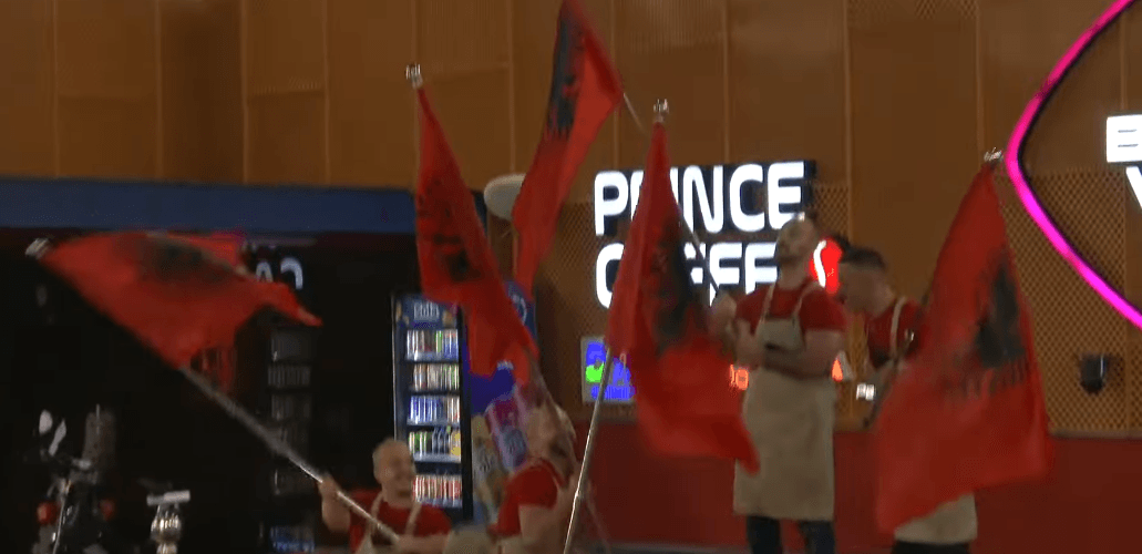 Banorët festojnë KuqeZi, Vëllau i Madh i angazhon me diçka tjetër (VIDEO)