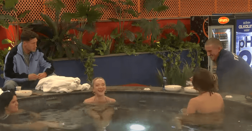 Vullneti shkakton të qeshura e kaos kur u thotë vajzave: Po du me dalë! (VIDEO)