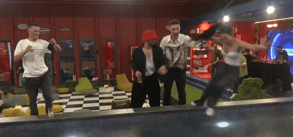 Gjesti eskalon nga xhelozia, hedh në pishinë Xhenetën e Vullnetin (VIDEO)
