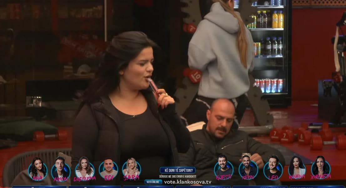 Gresa 'godet' Vullnetin, shkakton të qeshura tek banorët (VIDEO)