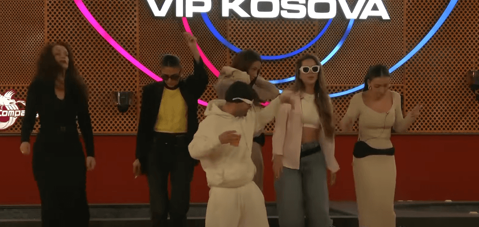 Vëllai i Madh ndez banorët, të gjithë duke kënduar e vallëzuar (VIDEO)