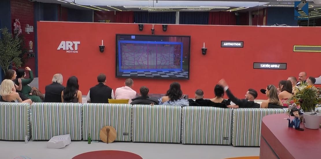 Reagimi i banorëve kur panë kafazin në oborr (VIDEO)
