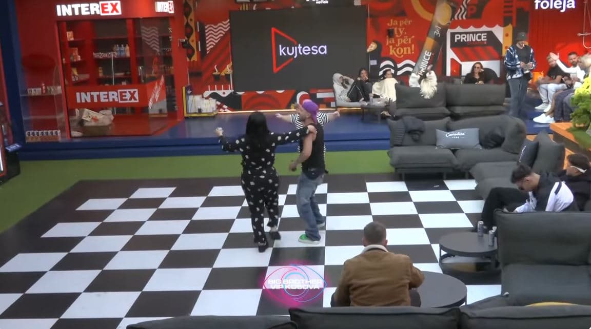 Këngët përcaktojnë ndryshmet emocionale të banorëve (VIDEO)