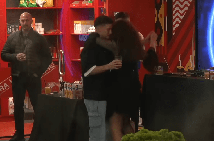 "Sa i ftohtë!", Drenusha e fton në kërcim të nxehtë Drilonin (VIDEO)