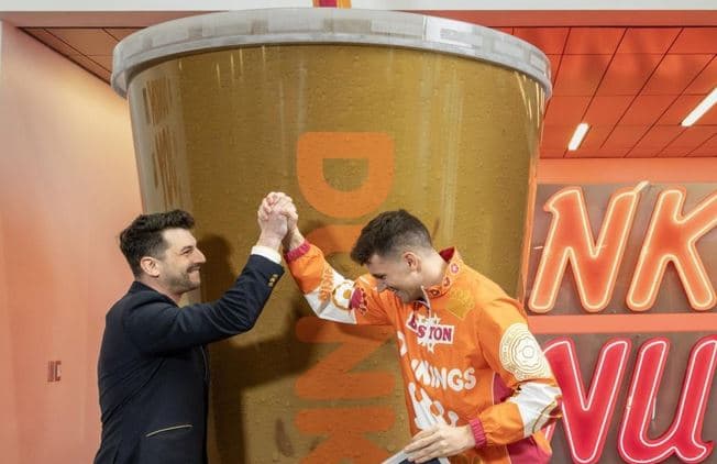 Nick DiGiovanni dhe Dunkin' thyejnë rekordin Guinness