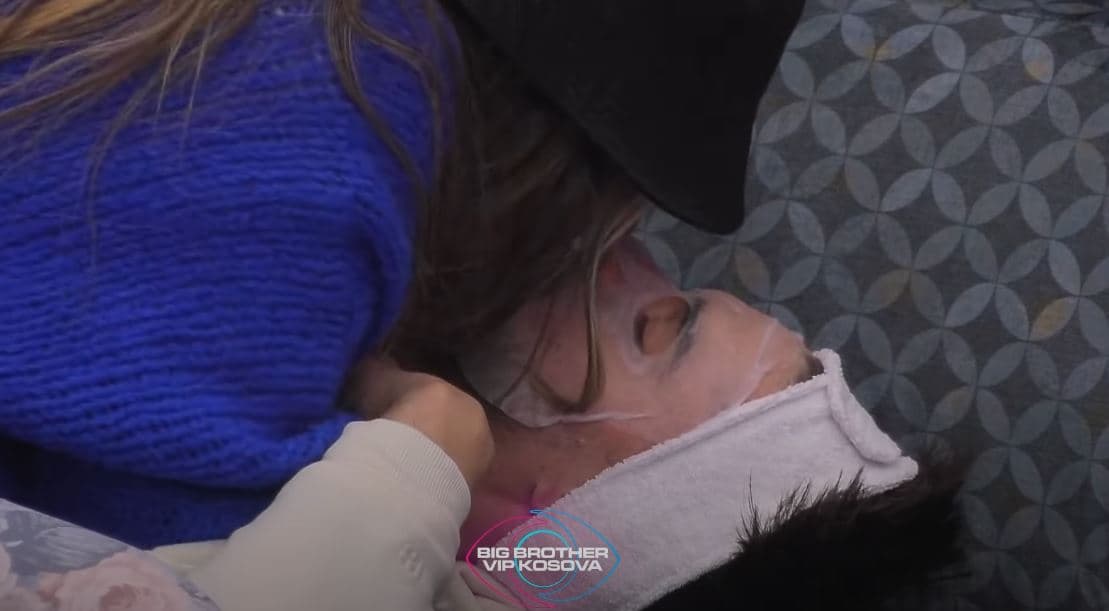 Ndërkohë që përkujdeset për fytyrën e Leos, Lela nuk kursen as puthjet (VIDEO)