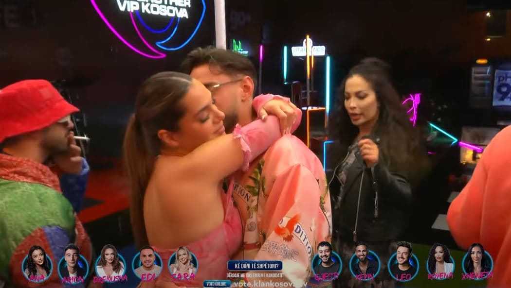 Banorët kërkojnë puthjen mes Leos dhe Lelës (VIDEO)
