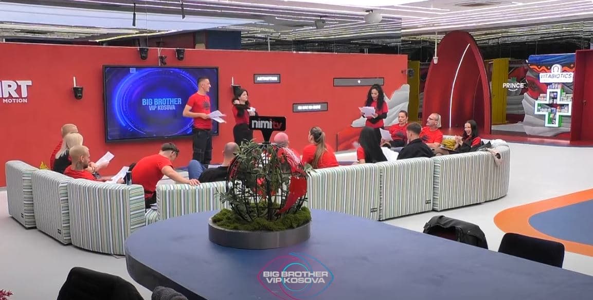 Banorët ushtrojnë së bashku njëzëri këngën "Marshi i UÇK-së" (VIDEO)