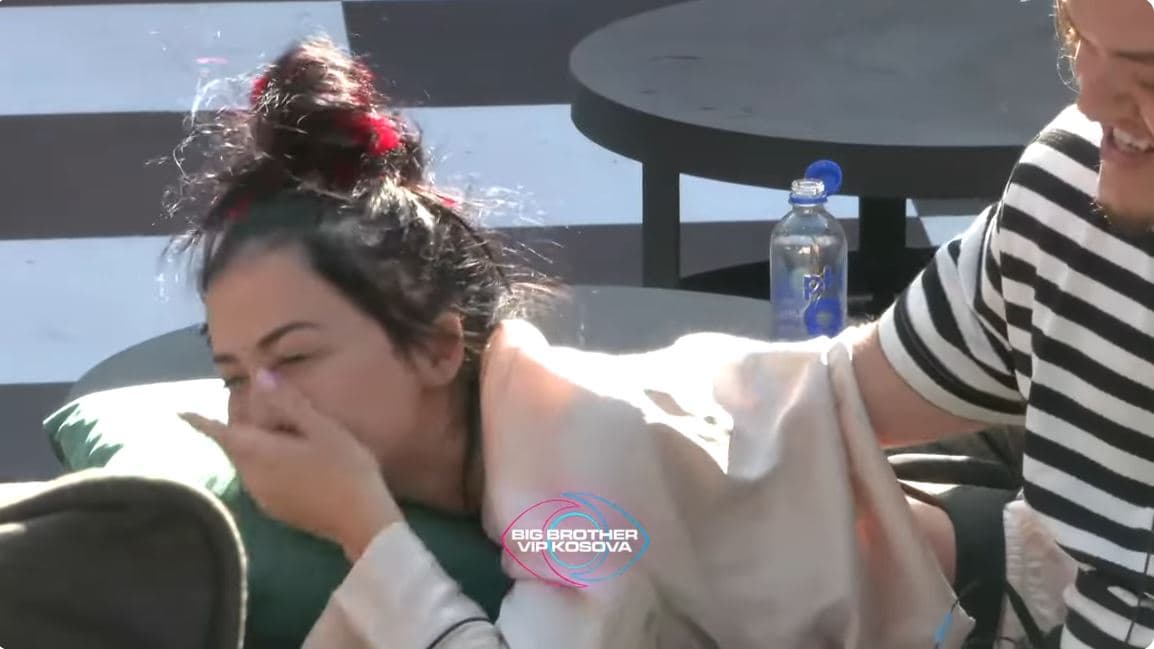 Burimi i bën masazh Xhenetës (VIDEO)