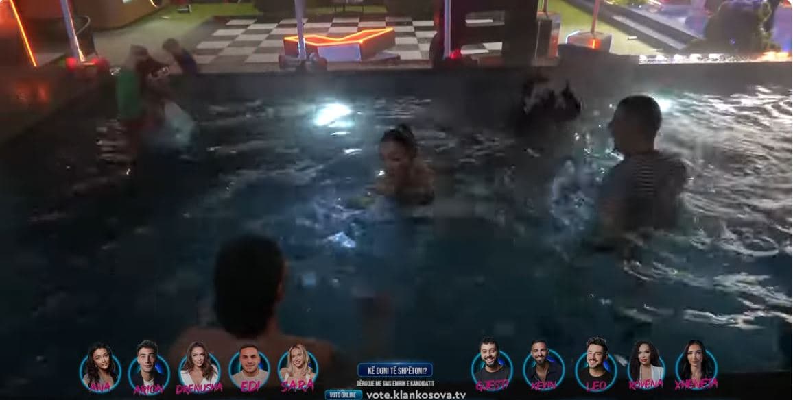 Festa në BBVK, banorët futen në pishinë (VIDEO)
