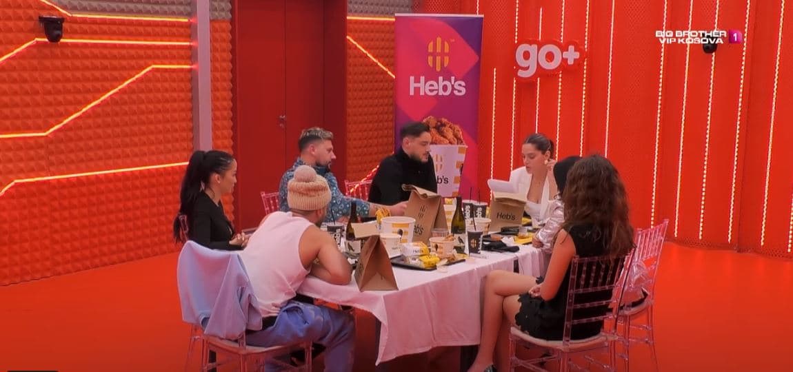 Leo i dhuron puthje Lelës, banorët e duartrokasin (VIDEO)