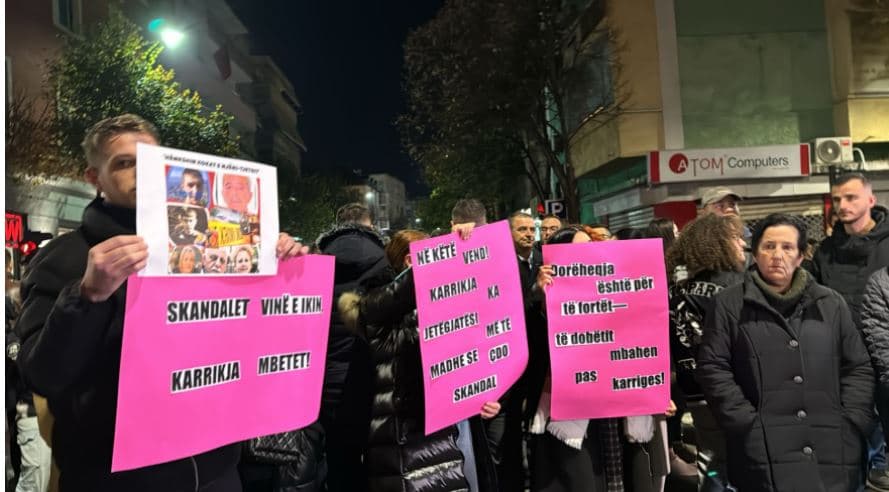 Vrasja e nxënësit 14-vjeçar në Tiranë, protestohet para Ministrisë së Arsimit