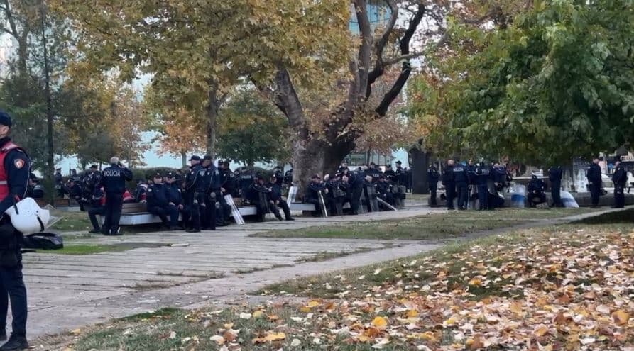 Protestë e paralajmëruar para Kuvendit të Shqipërisë, policia para objektit