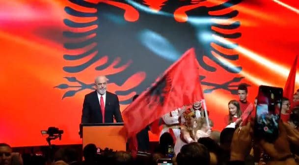 Edi Rama uron Ditën e Pavarësisë me këngën e Ramë Lahajt "Për ty atdhe"