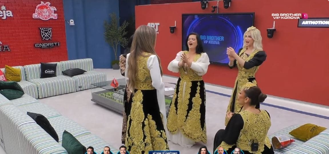 "E le nënën për burrë", Gresa dhe Xheneta i këndojnë Lelës (VIDEO)