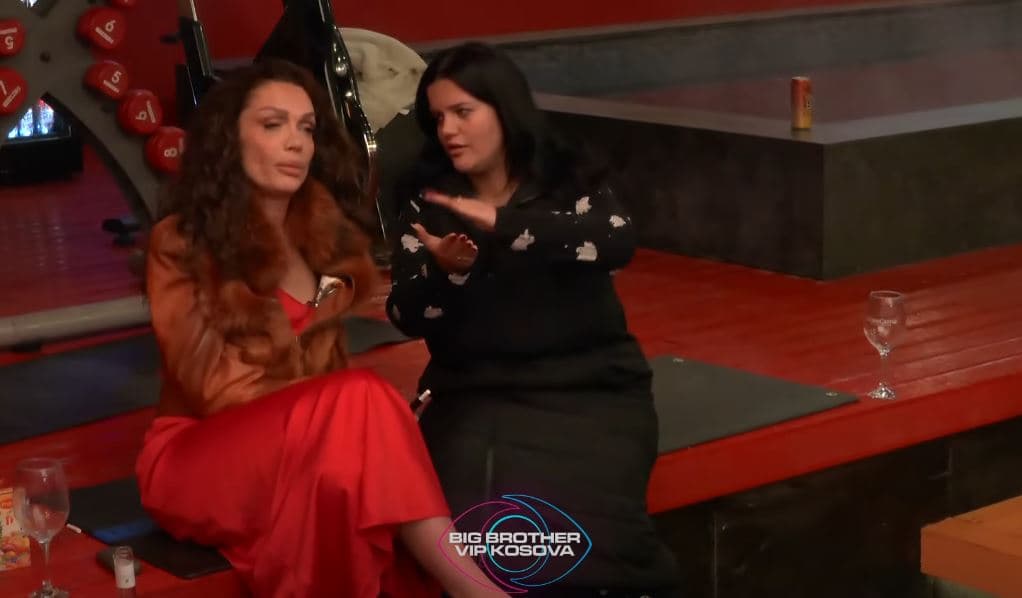 Gresa ia improvizon një rast Drenushës kur Rezi dhe kjo e fundit kishin kontakt të afërt fizik (VIDEO)
