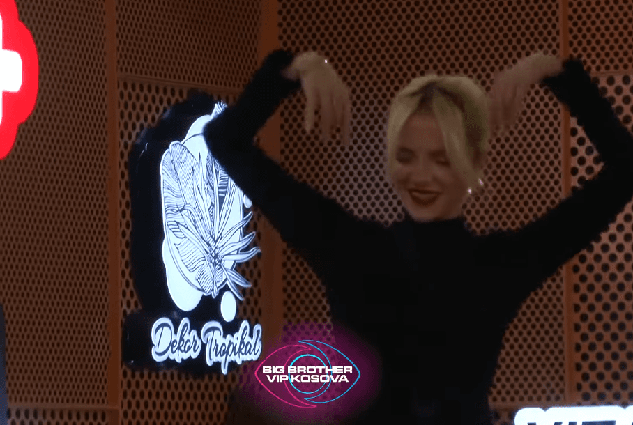 Sara dhuron spektakël, realizon vallëzim si dënim nga Xuxi (VIDEO)