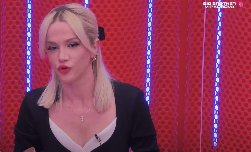Sara merr një pyetje që nuk e priste fare nga publiku! (VIDEO)