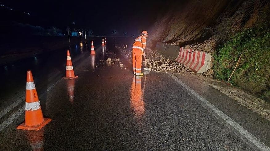 Shqipëri: Shi, borë dhe erë e fortë, bien gurë dhe inerte në disa akse