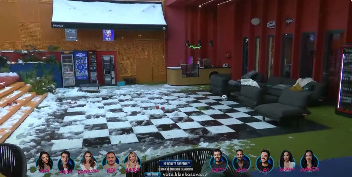 Një top futbolli në shtëpi, banorët vrapojnë pas tij (VIDEO)