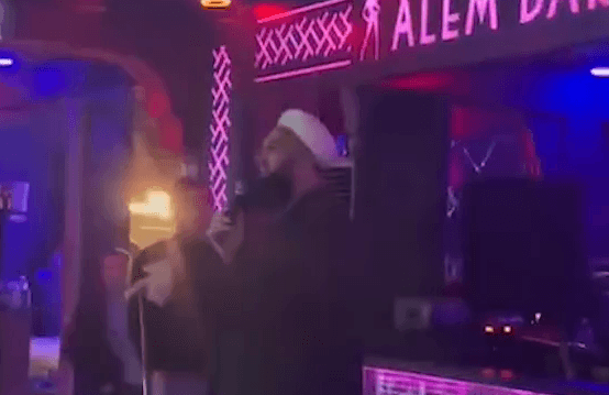 Një ligjëratë ndryshe: Hoxha ndan mesazhe shpirtërore në klub nate (VIDEO)