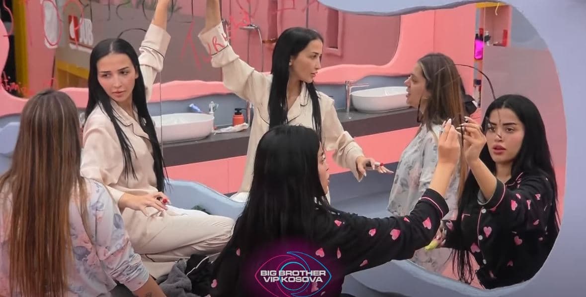 Xheneta, Lela dhe Anisa krijojnë ‘hallakamë’ në shtëpi gjatë natës (VIDEO)